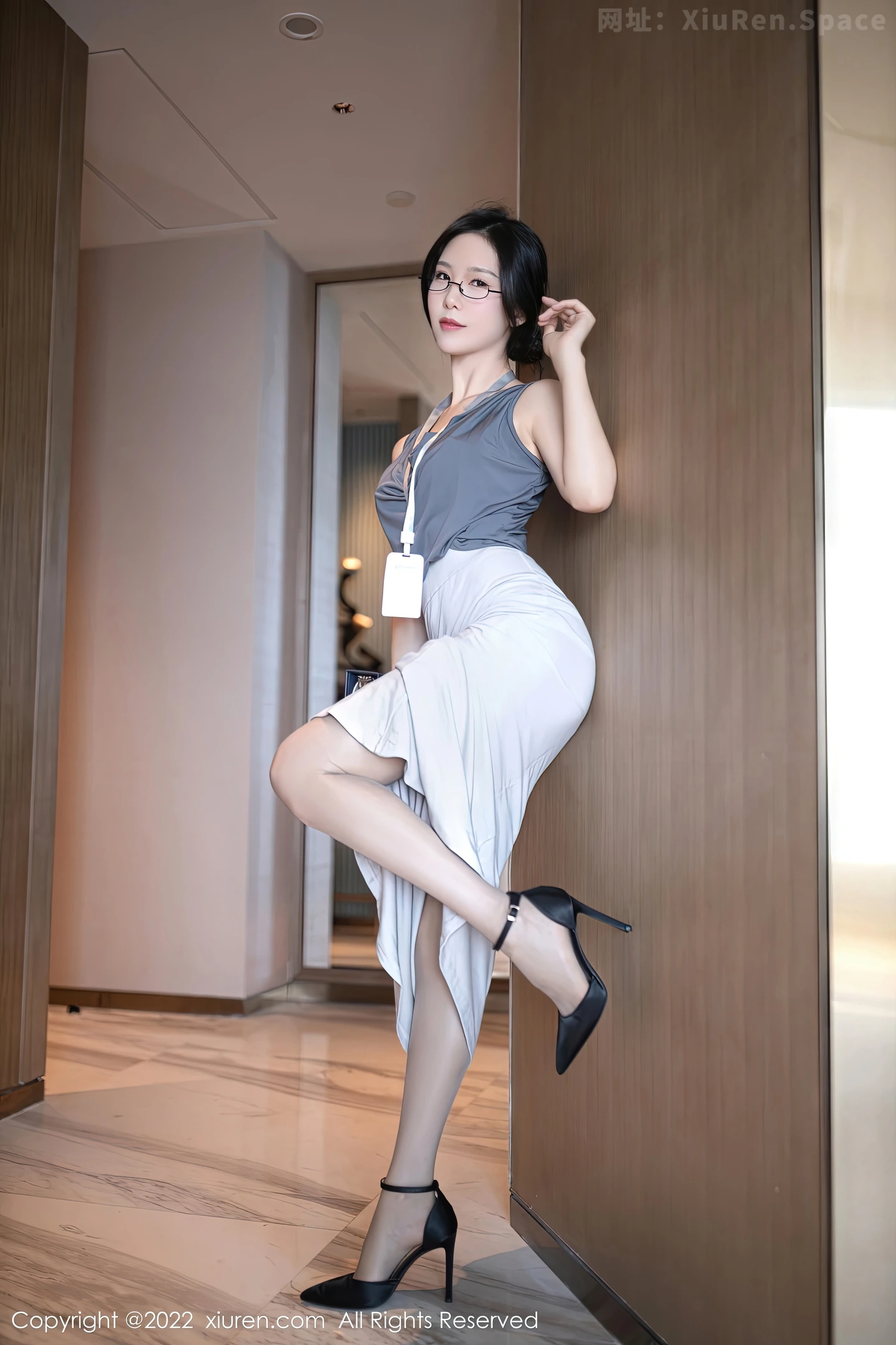 图片[6]-[XiuRen秀人网] VOL.5900 模特利世灰色上衣配白长裙半撩露蕾丝内裤秀翘臀美腿诱惑写真71P-秀人网官方网站